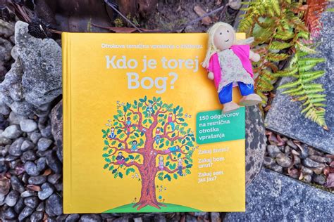 Malček, ki raziskuje okolico med hojo