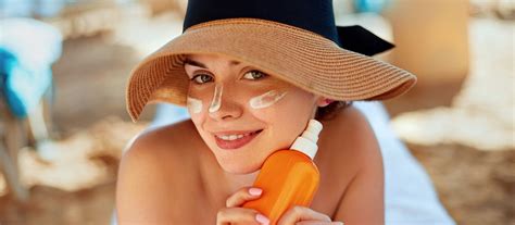 Ženska s klobukom in sončnimi očali v senci