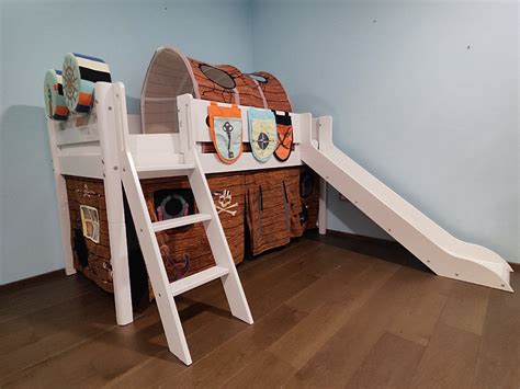 Otroška sobica z igračami in pohištvom