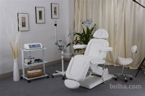 Kozmetični salon z opremo za manikuro
