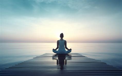 slika ženske, ki meditira