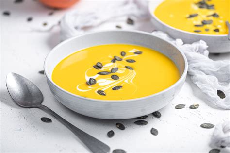 Pripravljena bučna juha v skledi