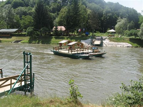 Brod na reki Dravi