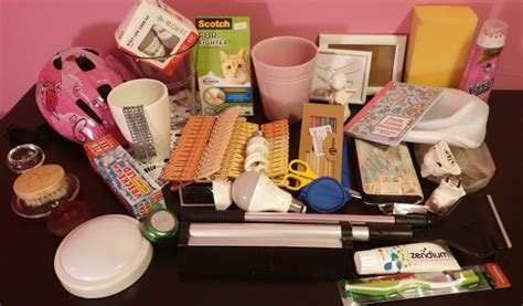 Različni predmeti shranjeni v organizatorju vozička