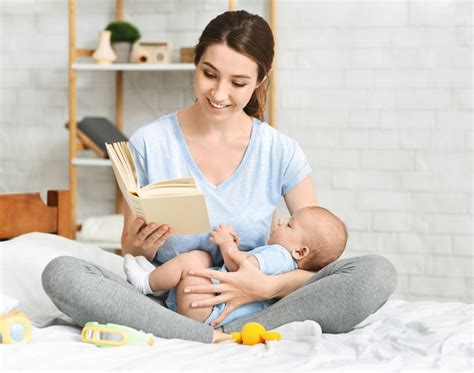 starš bere pravljico dojenčku