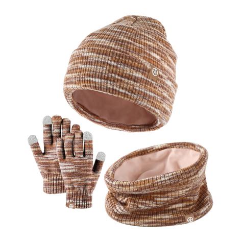 Oseba, ki se ovija v šal in nosi kapo ter rokavice.