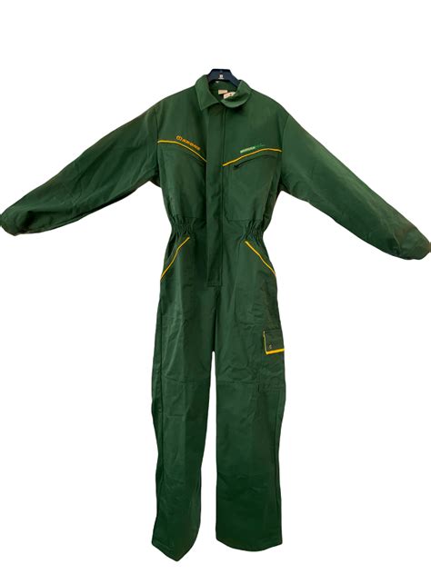 Oseba, ki nosi zaščitno delovno obleko za hladno vreme.