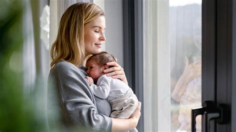 Mama doji novorojenčka v mirnem okolju