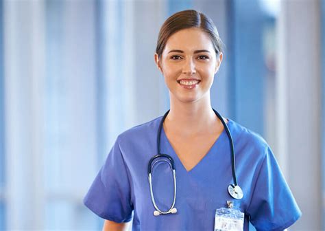 Medicinska sestra, ki pripravlja žensko na CTG