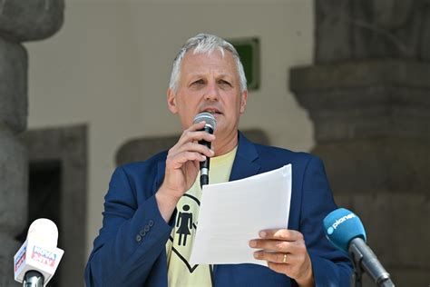 Zgodovinski pregled referendumov o umetni oploditvi v Sloveniji