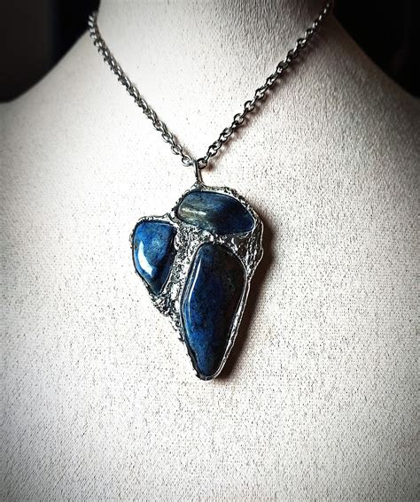 Par, ki se objema med nežno masažo v nosečnosti