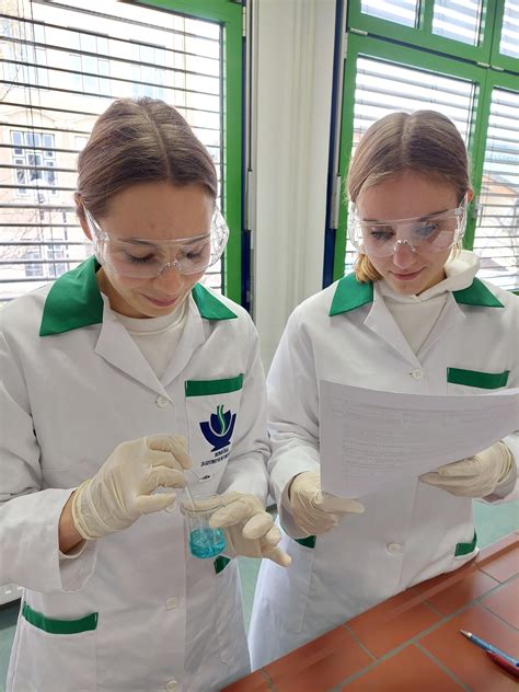 Znanstvenik, ki dela v laboratoriju z mikroskopom