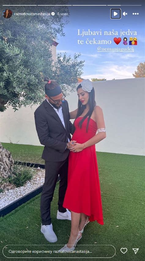 Dojenček v petem mesecu starosti, ki se igra s svojimi stopali na hrbtu