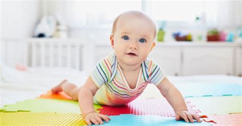 Dojenček v devetih mesecih starosti, ki s pincetnim prijemom prime majhen predmet