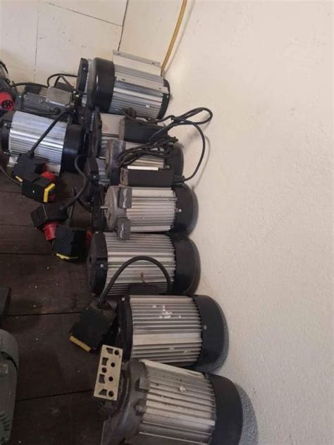 Različni modeli prsnih črpalk, vključno z ročnimi in električnimi