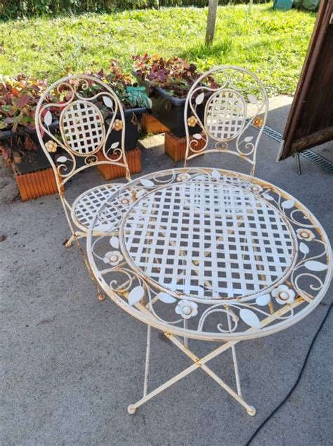 Kovinska vrtna garnitura s cvetnim motivom