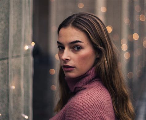 Ženska z melazmo na obrazu