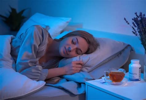 Ženska, ki spi v udobni postelji