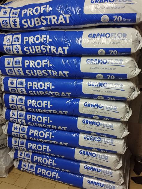 Ilustracija različnih naravnih diuretikov, kot so kumare, regrat, zelena, peteršilj, lubenica, por, ingver, kopriva, limona, koromač, črni čaj in brusnice.