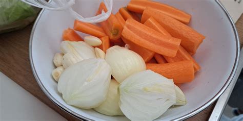 Prikaz sestavin: por, korenje, čebula, začimbe