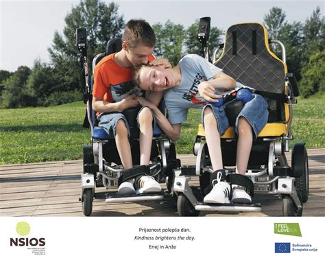 nosečnica v majici s kratkimi rokavi, ki prikazuje napis 