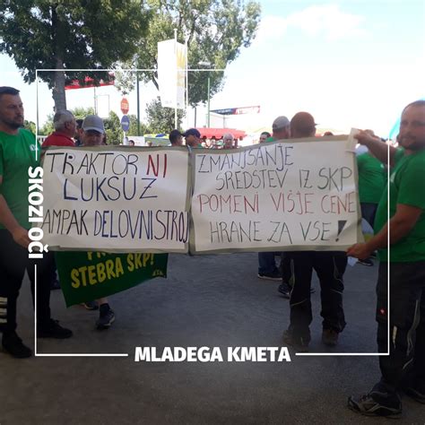 Starš budno opazuje otroke, ki se igrajo ob robu vode