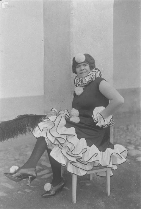 Nosečnica v smešnem pustnem kostumu