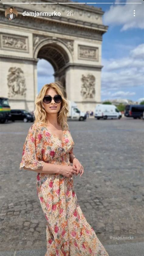 Ženska v elegantni nosečniški obleki, ki se sprehaja po ulici