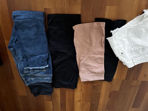 Nabor različnih nosečniških oblačil, vključno z oblekami, hlačami in majicami