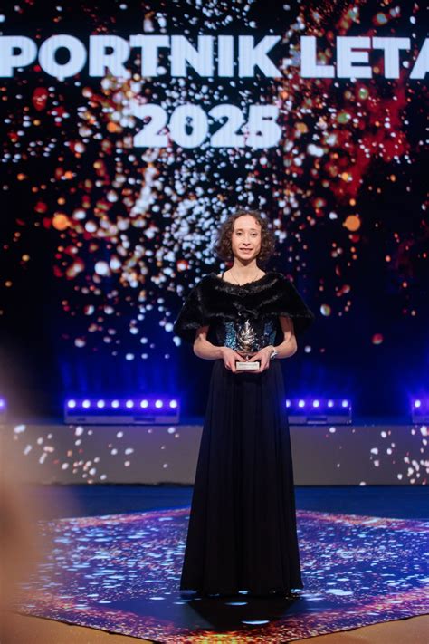 Nosečnica v elegantni večerni obleki, ki se pripravlja na dogodek