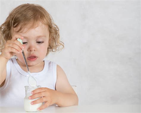 grafikon, ki prikazuje zmanjšanje možnosti za razvoj dermatitisa pri otrocih, ki uživajo jogurt