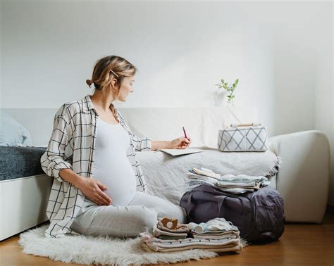 Nosečnica, ki pakira torbo za porodnišnico