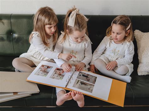 Notranjost dojenčkovega albuma s prostorom za fotografije in zapise