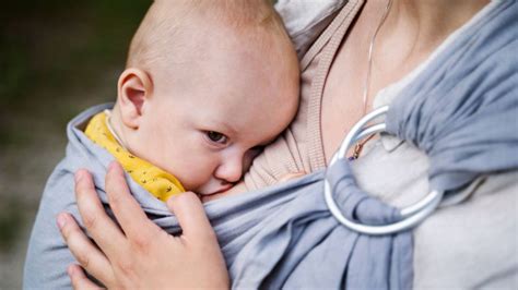 Mama z dojenčkom v Boba wrap nosilki