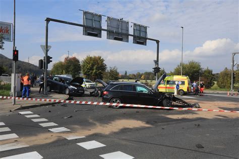 prometni zamašek s številnimi avtomobili