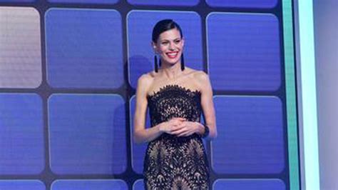 Majhna deklica drži mamino nosečo trebušček