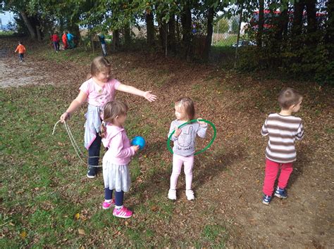 Grafikon, ki prikazuje priporočene dnevne vnose soli za različne starostne skupine otrok.