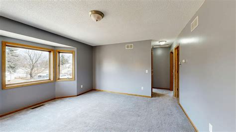 Ženska, ki se drži za trebuh, s strahom v očeh