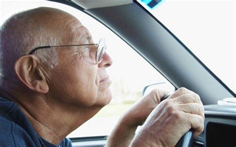 Simbolična slika prepletenih rok, ki predstavljajo podporo