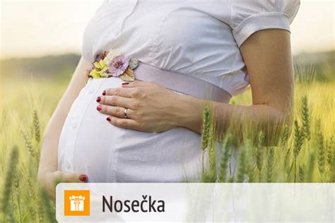 Ženska, ki nežno razteza telo v zgodnji nosečnosti
