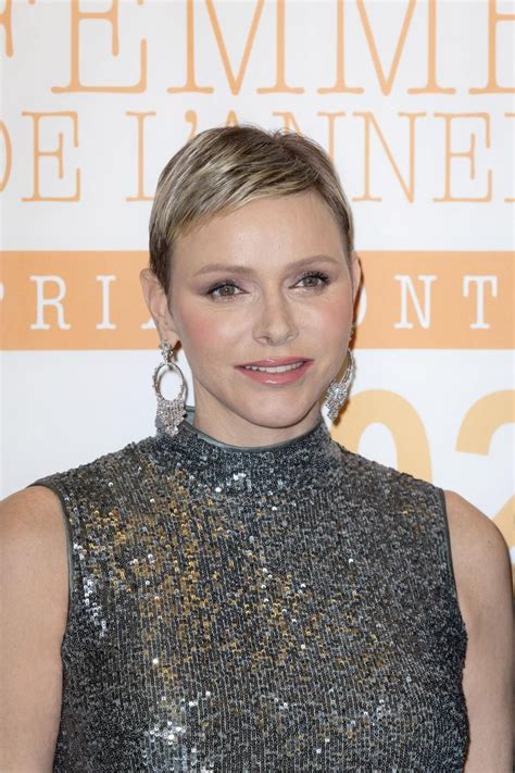 Nosečnica v elegantni nosečniški obleki