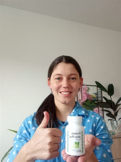 Ilustracija žensk iz različnih kultur, ki skrbijo za mamico