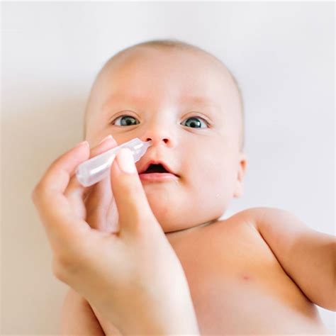 Ilustracija, ki prikazuje pravilno tehniko čiščenja jezika pri dojenčku z gazo.