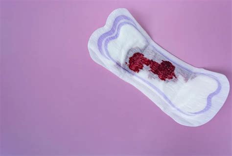 Primerjava barve izcedka: vgnezditvena krvavitev (rožnata/rjava) proti menstruaciji (temno rdeča)