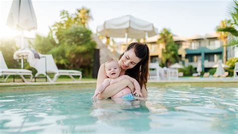 Mama in oče z dojenčkom na blazini