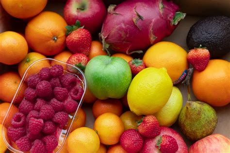 Pisana paleta svežega sadja in zelenjave