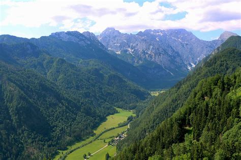 Pokrajina Gorjancev z gozdovi in pečinami