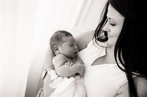 Nosečnica se pripravlja na prihod dojenčka