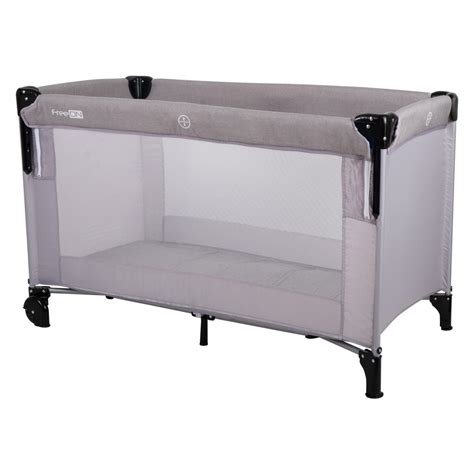 zložena prenosna postelja s torbo