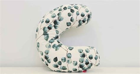 Mama, ki doji otroka s pomočjo blazine Ziza Baby